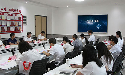 林善平董事長(zhǎng)在經(jīng)典書籍閱讀分享會(huì)上作《一生擔(dān)承》演講